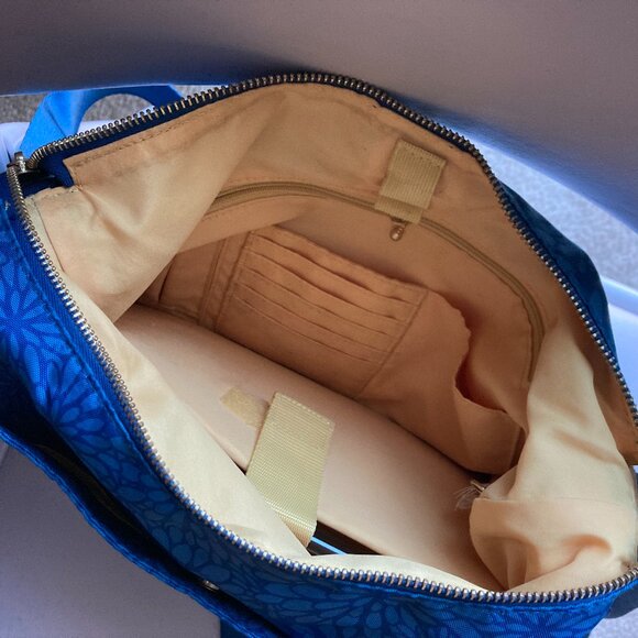 Baggallini Crossbody w/Side Zip Pockets to hold Large Phones or Conceal & Carry - Picture 7 of 16